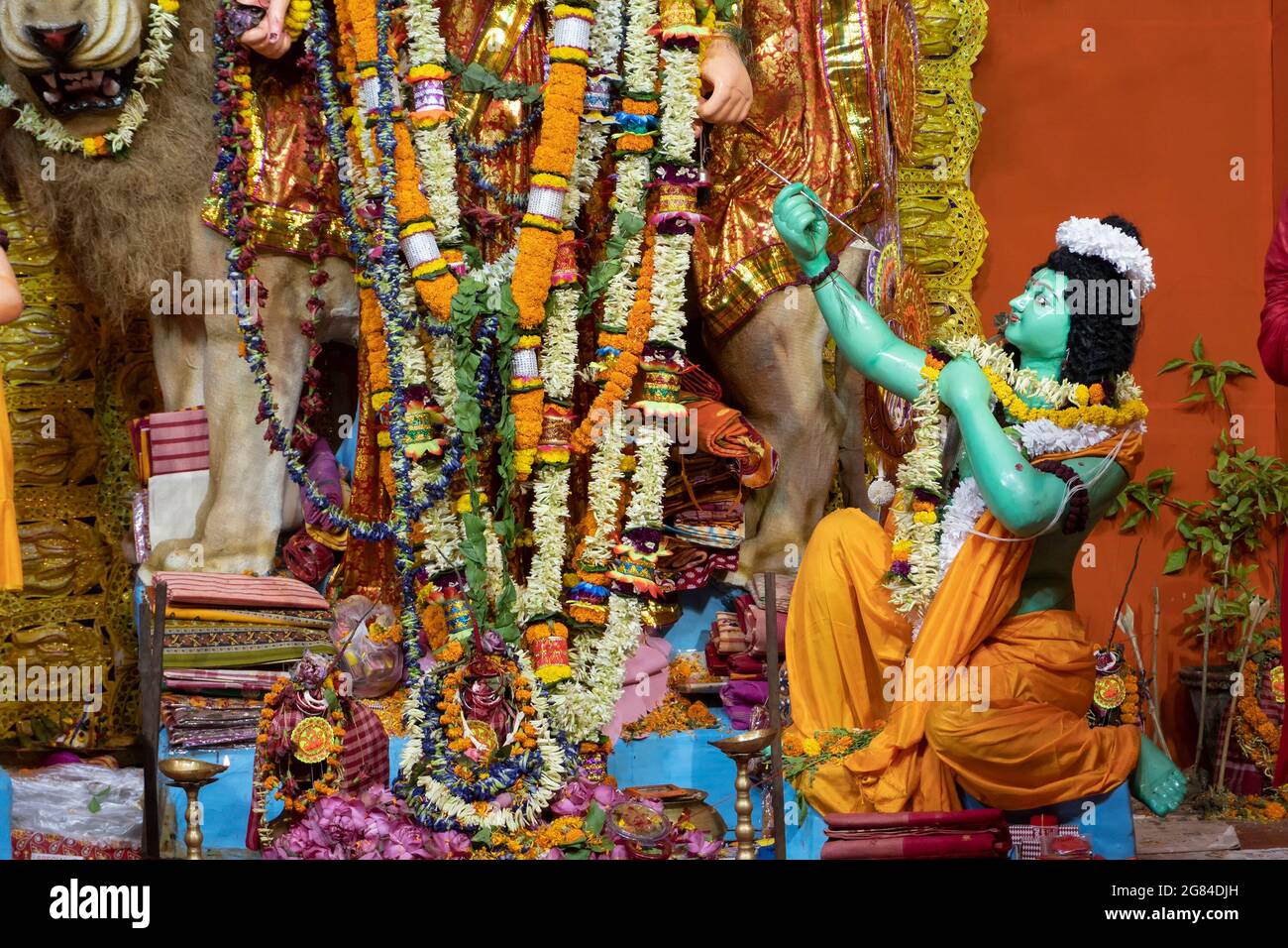 Kolkata, Inde - 17 octobre 2018 : Dieu hindou Shri RAM Chandra adorant la déesse Durga, appelée akalbodhan, avant de tuer le démon Ravana. Durga Puja i Banque D'Images