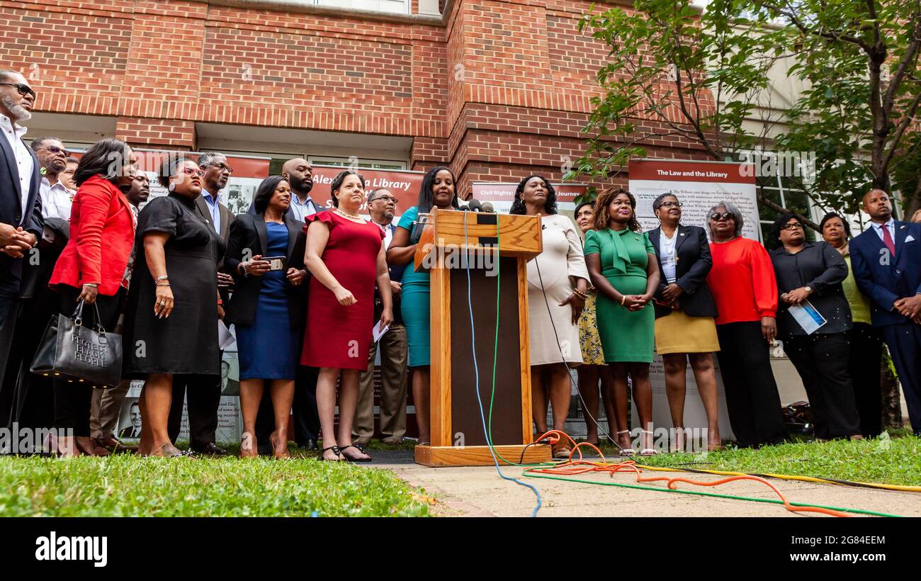 Washington DC, États-Unis, 16 juillet 2021. Photo : le délégué Charniele Herring, président du caucus démocratique de la Maison des délégués de Virginie, prend la parole au début d'une conférence de presse tenue par les Démocrates de l'Assemblée législative du Texas avec les Caucus législatifs noirs de Virginie, du Maryland et du Texas. Les Démocrates du Texas ont brisé le quorum et se sont rendus dans la région de Washington DC pour empêcher les Républicains d'adopter une loi limitant le droit de vote. Crédit : Allison Bailey / Alamy Live News Banque D'Images