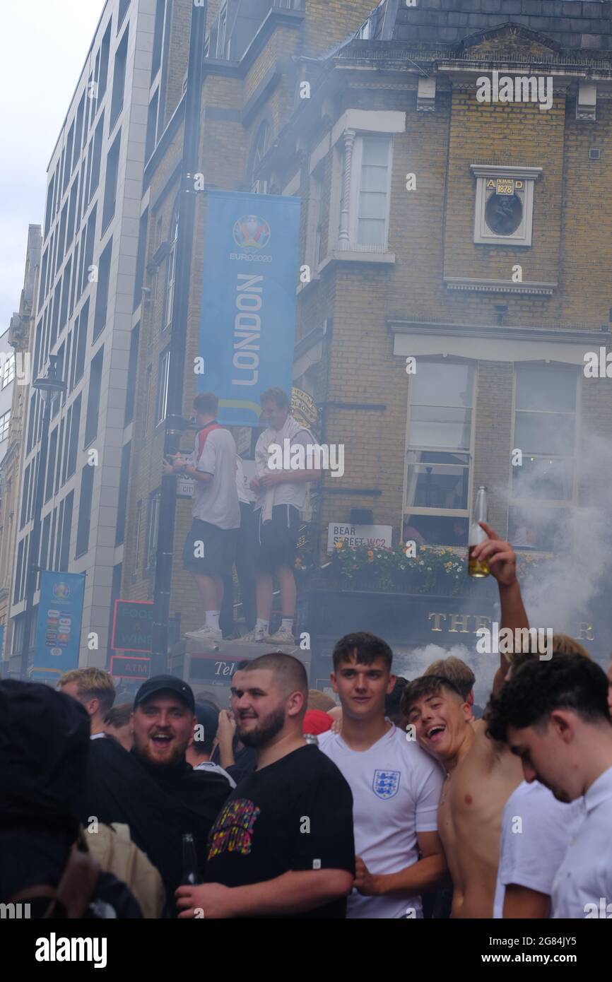 Fans d'Angleterre à Leicester Square avant la finale de 2020 euros Banque D'Images