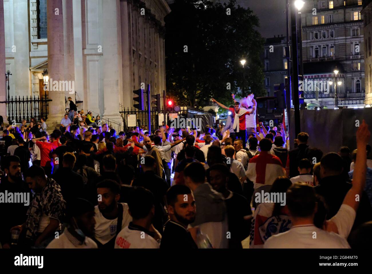 Les fans d'Angleterre à Trafalgar Square célèbrent 4:0 victoire Angleterre / Ukraine Banque D'Images