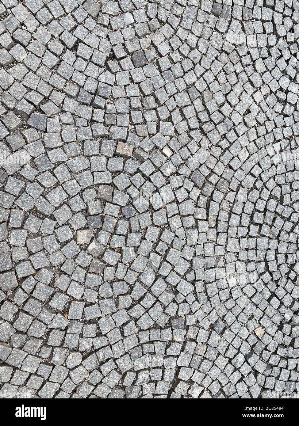 trottoir, pavés radialement avec petites pierres de granit carrées. motif radial. vue du dessus. Banque D'Images