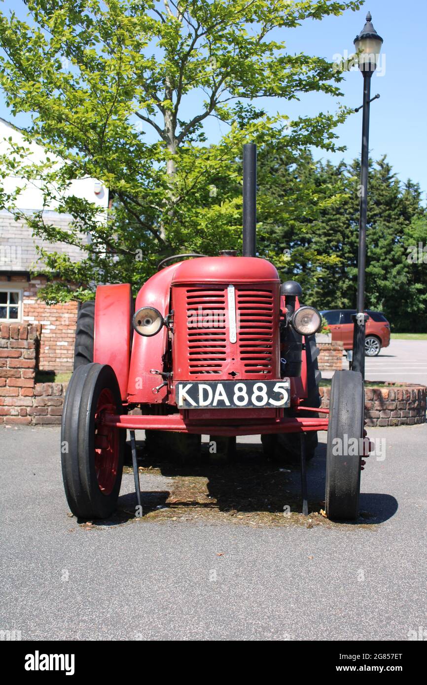 Tracteur cropmaster rouge vintage des années 1950 David brun en format vertical Banque D'Images