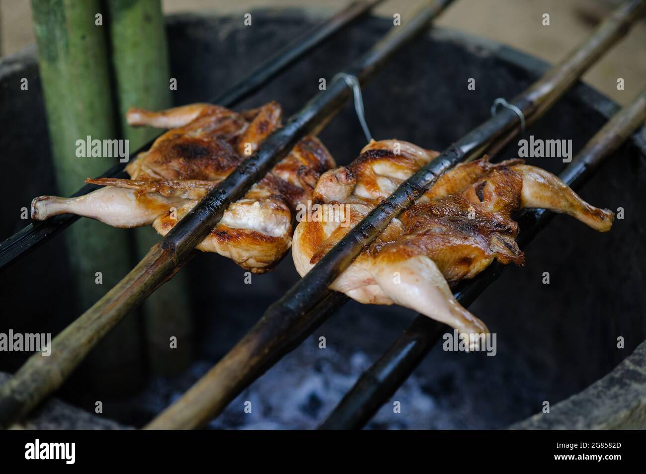 poulet rôti de style thaïlandais avec baguette de bambou Banque D'Images