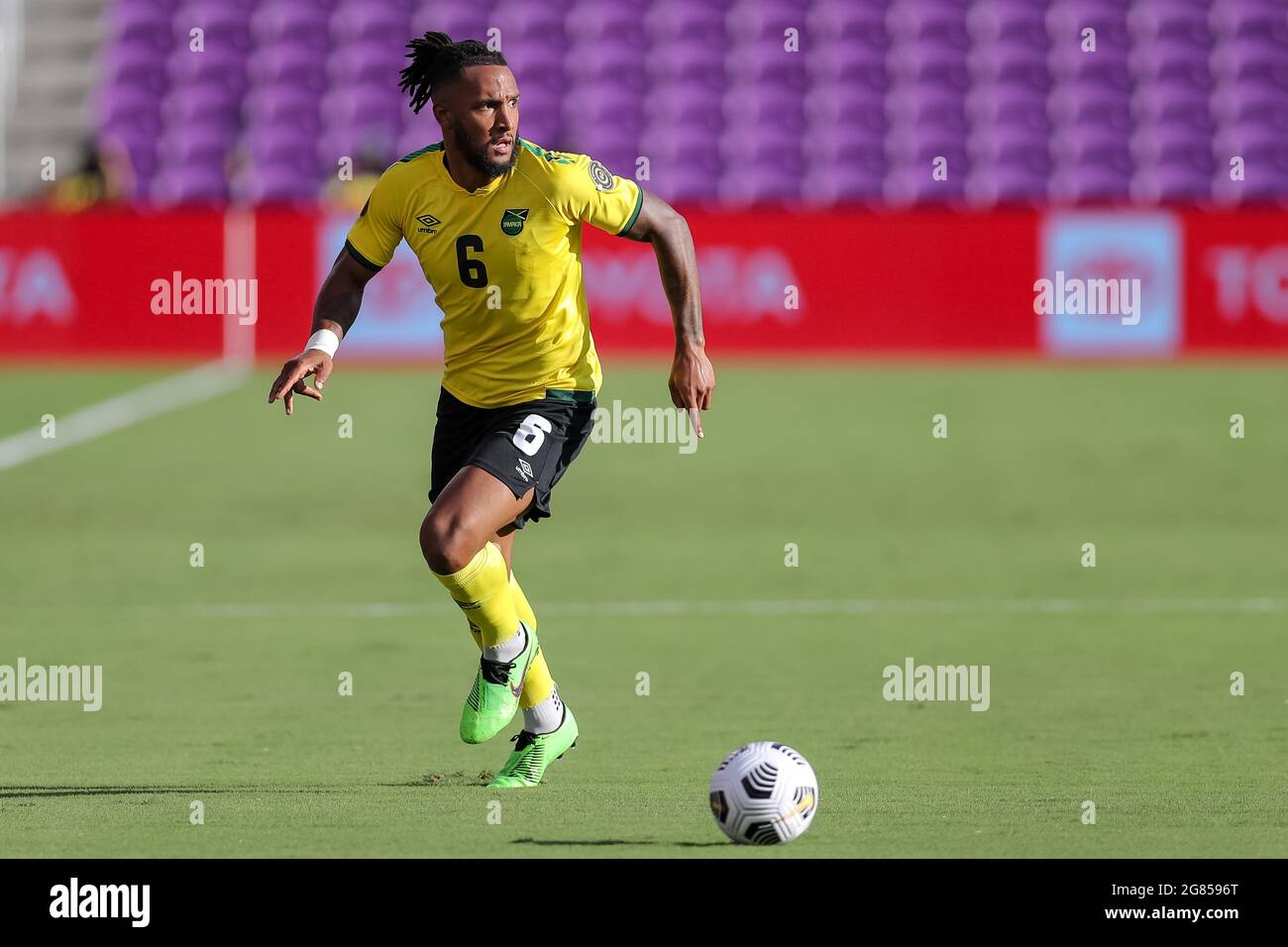 Orlando, États-Unis. 16 juillet 2021. 16 juillet 2021: Le défenseur de la Jamaïque LIAM MOORE (6) met en place une pièce lors du match de football de la coupe d'or 2021 de la CONCACAF Guadeloupe contre la Jamaïque au stade Explora à Orlando, FL, le 16 juillet 2021. (Credit image: © Cory Knowlton/ZUMA Press Wire) Credit: ZUMA Press, Inc./Alamy Live News Banque D'Images