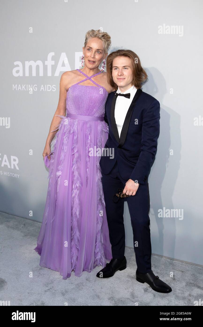 Cannes, France. 16 juillet 2021. Sharon Stone et son fils Roan Bronstein Stone assistent au Gala de l'amfAR lors du 74e Festival de Cannes à la Villa Eilenroc à Antibes, France, le 16 juillet 2021. Credit: dpa Picture Alliance/Alay Live News Banque D'Images