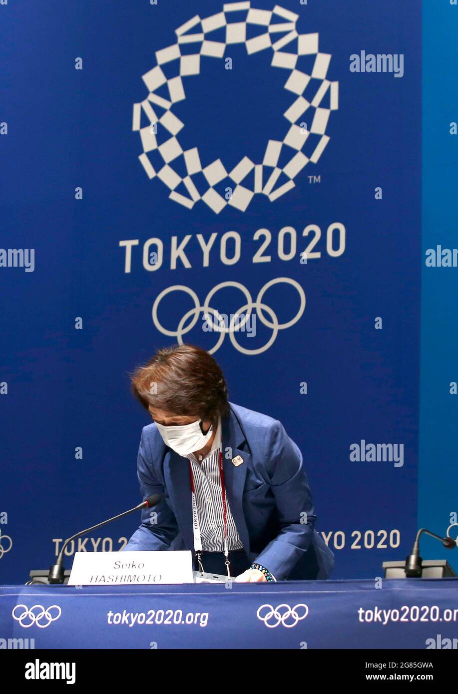 Tokyo, Japon. 17 juillet 2021. Seiko Hashimoto, président du Comité d'organisation des Jeux Olympiques et Paralympiques de Tokyo (Tokyo 2020), assiste à la conférence de presse du Centre de presse principal (MPC) du Centre d'exposition international de Tokyo, à Tokyo, au Japon, le 17 juillet 2021. Credit: Ding Xu/Xinhua/Alamy Live News Banque D'Images