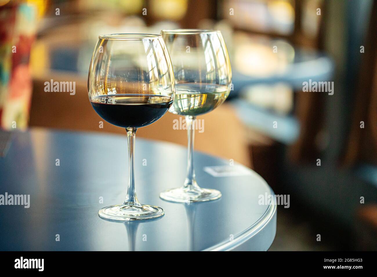 Deux verres de vin rouge et blanc au restaurant Banque D'Images