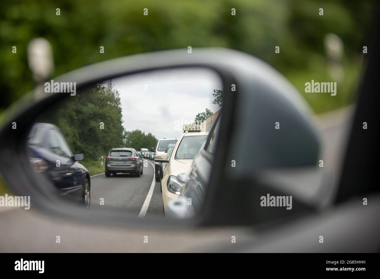 Meckenheim, NRW, Allemagne, 07 15 2021, vue sur les embouteillages dans le mirule latéral, taxi derrière la voiture Banque D'Images