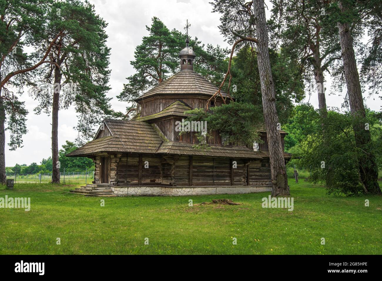 Église catholique grecque en bois de Saint-Bazyli à Belzec, construit en 1756, située sur un ancien cimetière, entourée de vieux arbres. Belzec, Roztocze, Pologne Banque D'Images
