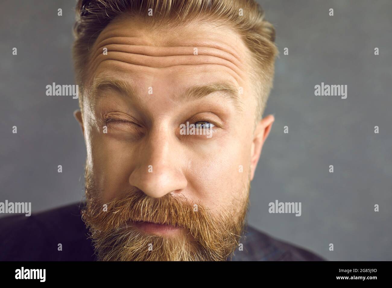 Homme en colère sceptique vous regardant avec l'expression de suspicion, de doute et de incrédulité Banque D'Images