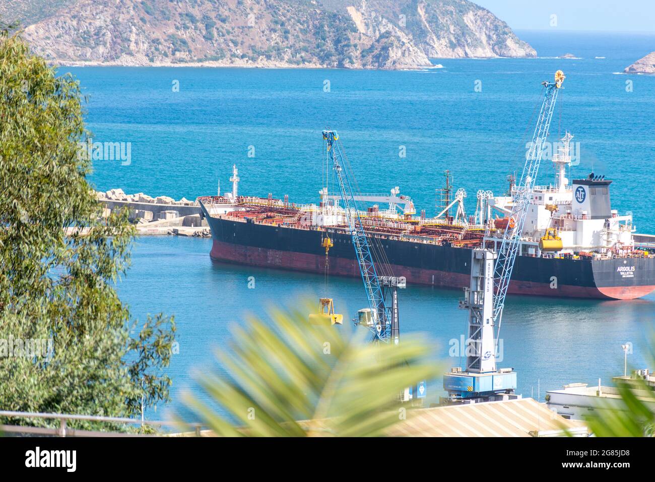 Vue en grand angle du port de Skikda, des conteneurs d'expédition, du navire pétrolier. Banque D'Images