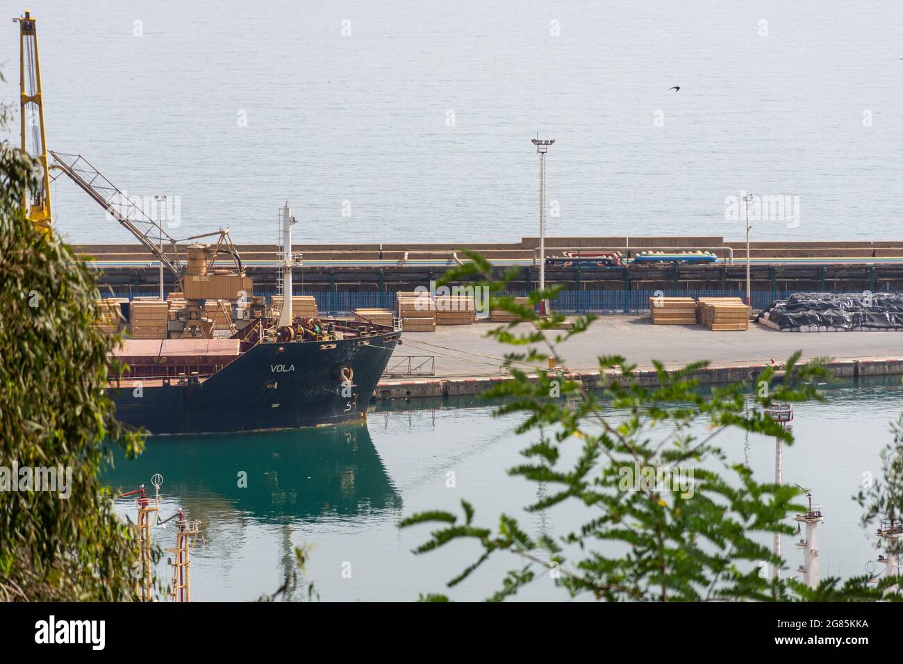 Vue en grand angle du port de Skikda, des conteneurs d'expédition, du navire pétrolier. Banque D'Images