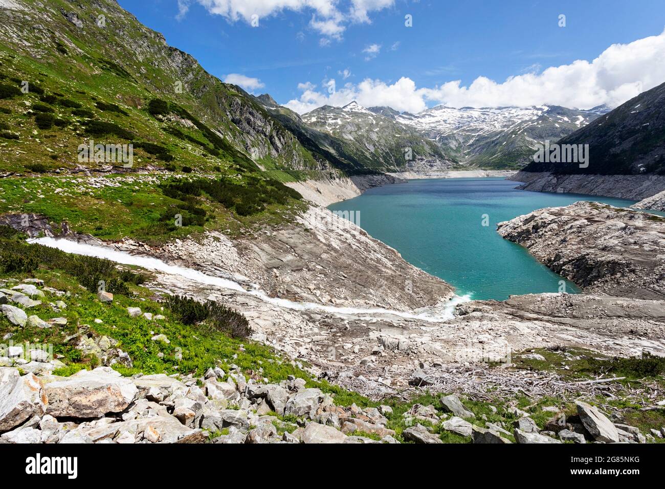 Cours d'eau alpin se trouvant dans le lac du réservoir de Kölnbreinsperre, au bout de la route alpine de Malte, Carinthie, Autriche Banque D'Images