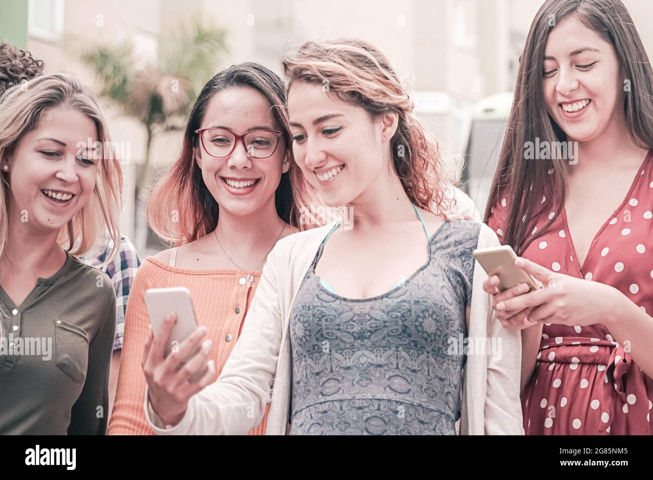 Les jeunes marchent et regardent leur smartphone. Technologie et concept d'amitié. Banque D'Images