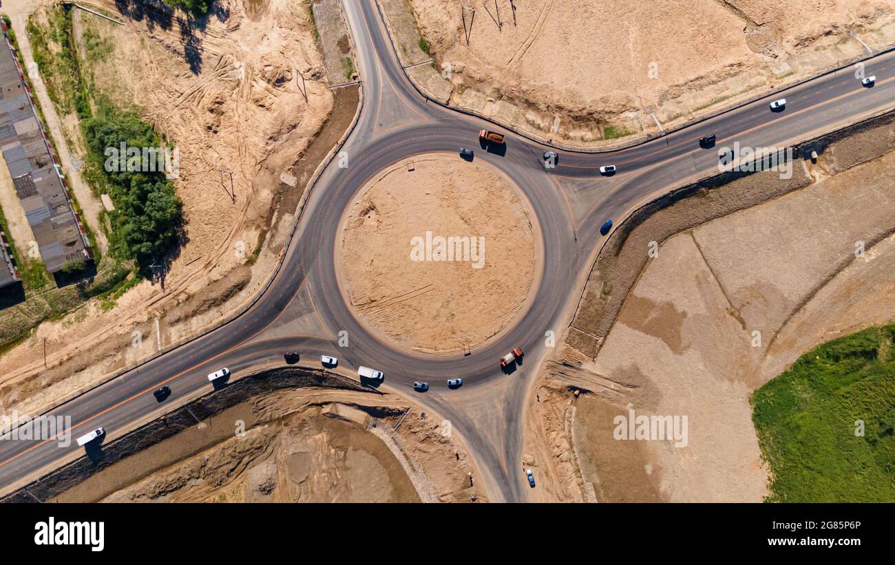 Vue aérienne d'un rond-point. Circulation au rond-point des voitures et des camions sur le périphérique circulaire vue de dessus de l'antenne. Résoudre le problème de Banque D'Images