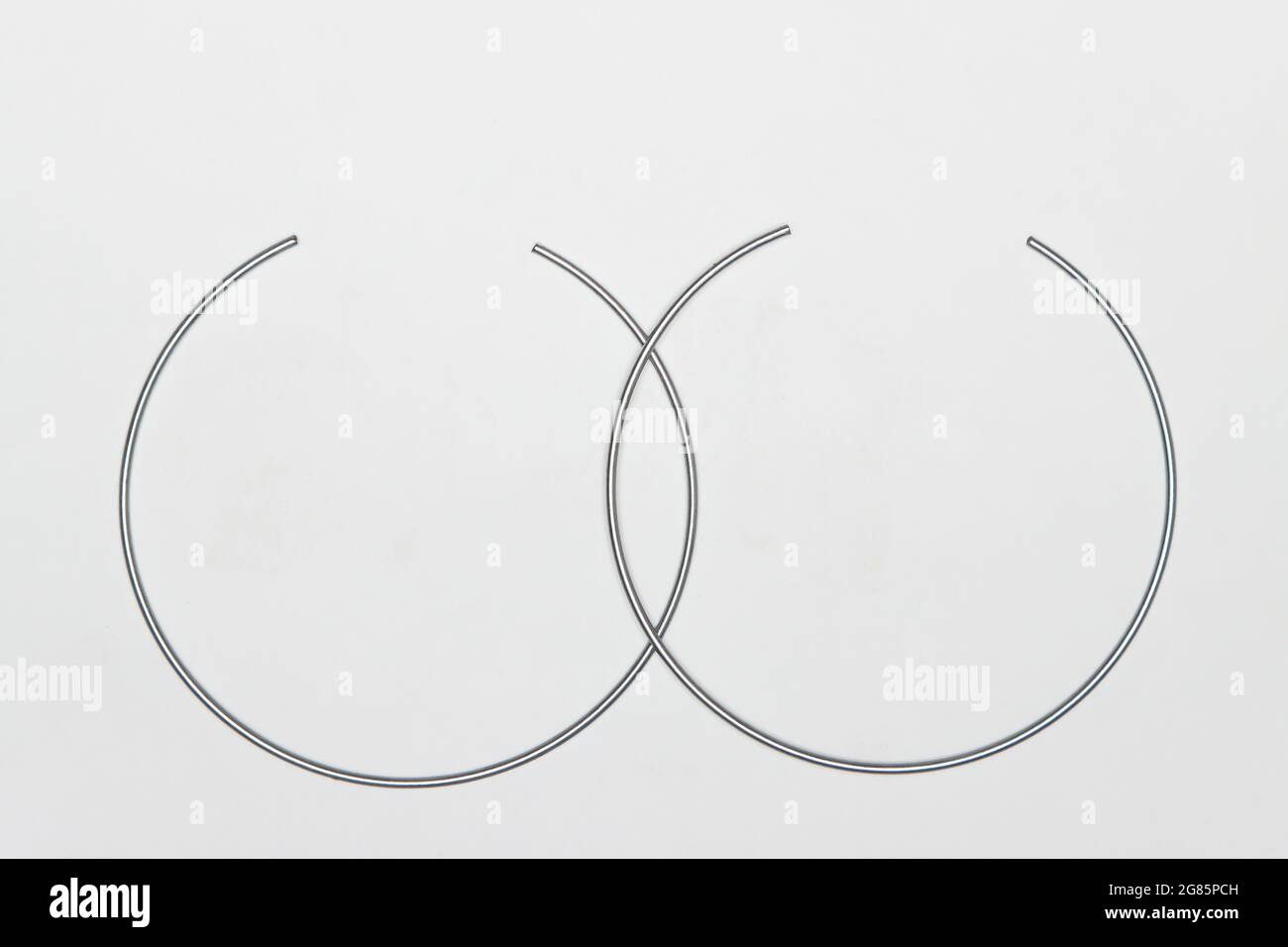 Kit de réparation d'étrier, anneaux de retenue métalliques. Jeu de pièces de rechange pour la réparation des freins de voiture. Détails sur fond blanc, espace de copie disponible. 4K UHD. Banque D'Images