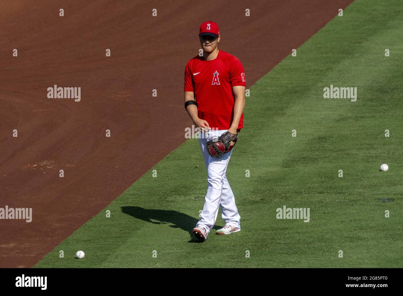Anaheim, États-Unis. 17 juillet 2021. Shohei Ohtani se réchauffe avant le match contre les Seattle Mariners à Angel Stadium à Anaheim le vendredi 16 juillet 2021. Photo de Michael Goulding/UPI crédit: UPI/Alay Live News Banque D'Images