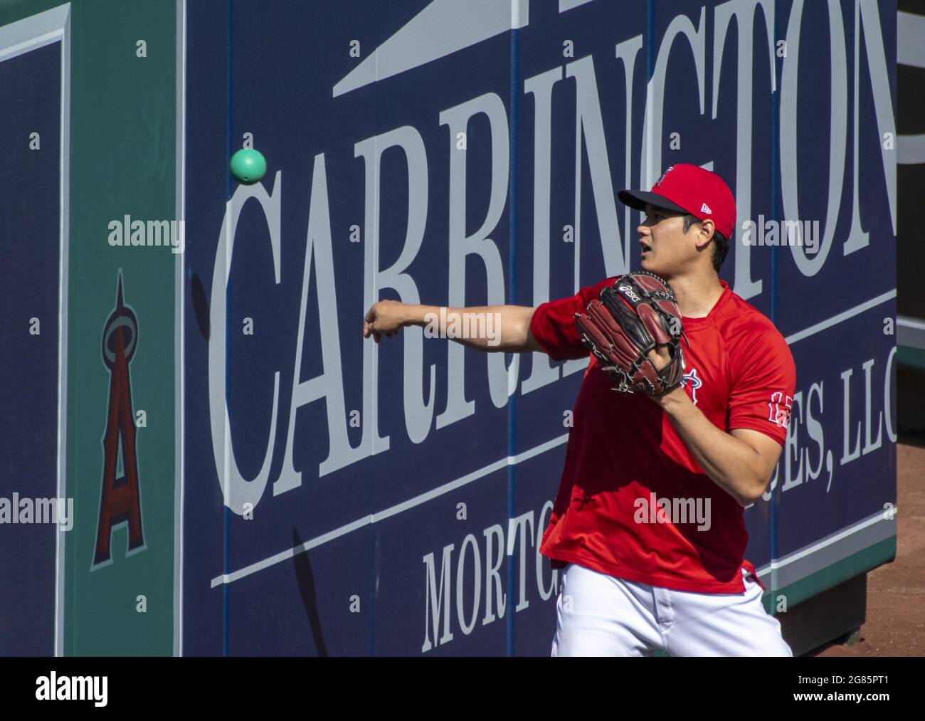 Anaheim, États-Unis. 17 juillet 2021. Shohei Ohtani se réchauffe avant le match contre les Seattle Mariners à Angel Stadium à Anaheim le vendredi 16 juillet 2021. Photo de Michael Goulding/UPI crédit: UPI/Alay Live News Banque D'Images