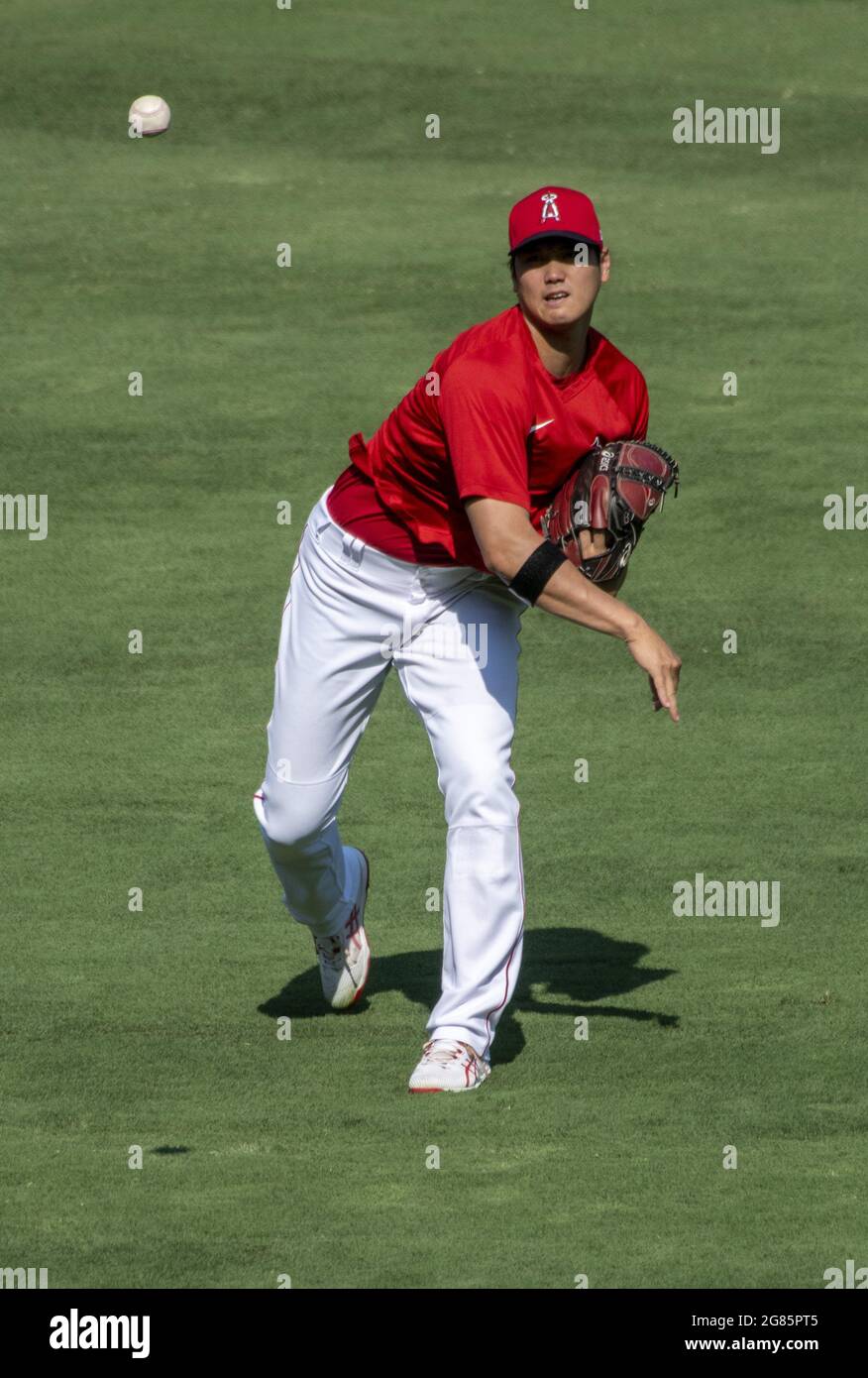 Anaheim, États-Unis. 17 juillet 2021. Shohei Ohtani se réchauffe avant le match contre les Seattle Mariners à Angel Stadium à Anaheim le vendredi 16 juillet 2021. Photo de Michael Goulding/UPI crédit: UPI/Alay Live News Banque D'Images