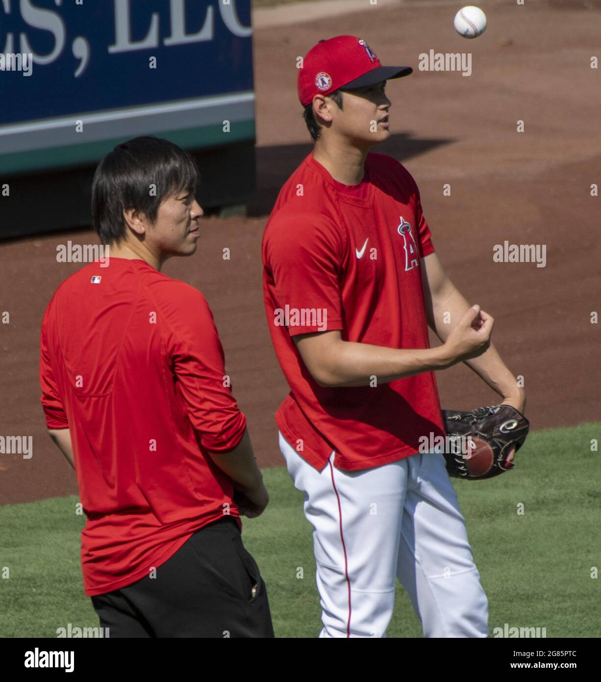 Anaheim, États-Unis. 17 juillet 2021. Shohei Ohtani se réchauffe avant le match contre les Seattle Mariners à Angel Stadium à Anaheim le vendredi 16 juillet 2021. Photo de Michael Goulding/UPI crédit: UPI/Alay Live News Banque D'Images