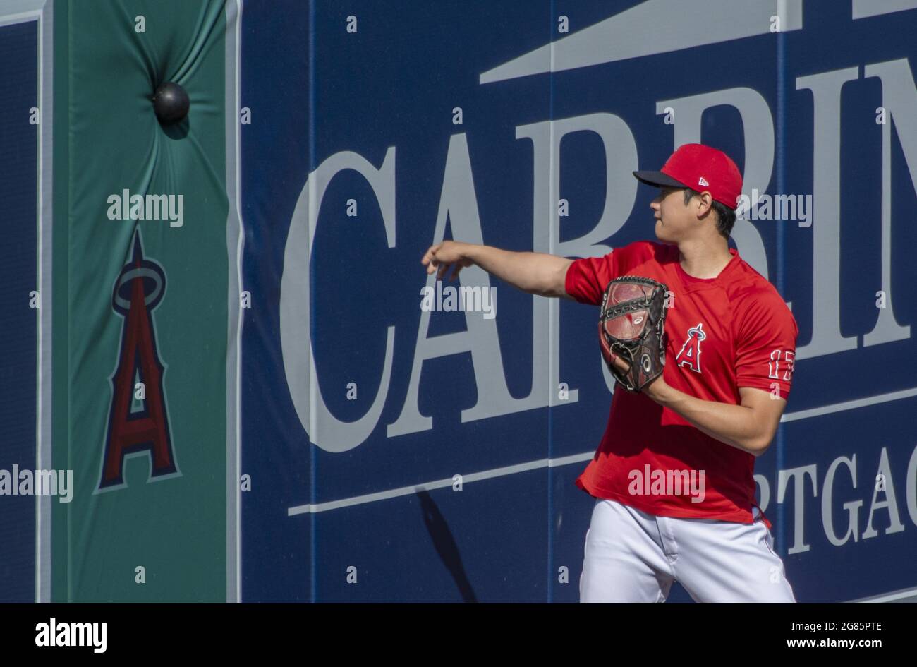 Anaheim, États-Unis. 17 juillet 2021. Shohei Ohtani se réchauffe avant le match contre les Seattle Mariners à Angel Stadium à Anaheim le vendredi 16 juillet 2021. Photo de Michael Goulding/UPI crédit: UPI/Alay Live News Banque D'Images