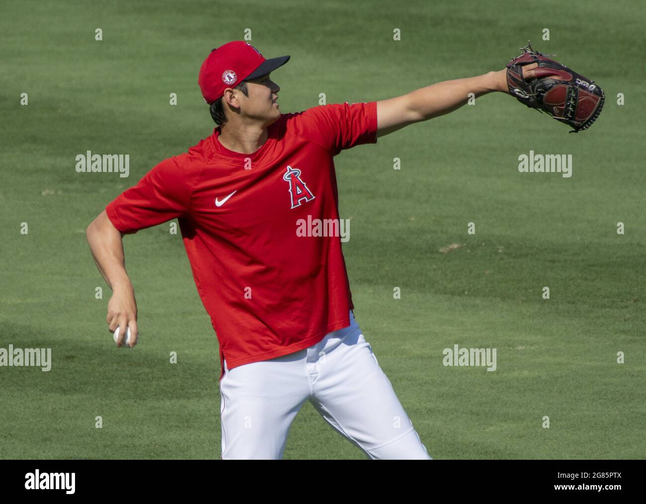 Anaheim, États-Unis. 17 juillet 2021. Shohei Ohtani se réchauffe avant le match contre les Seattle Mariners à Angel Stadium à Anaheim le vendredi 16 juillet 2021. Photo de Michael Goulding/UPI crédit: UPI/Alay Live News Banque D'Images