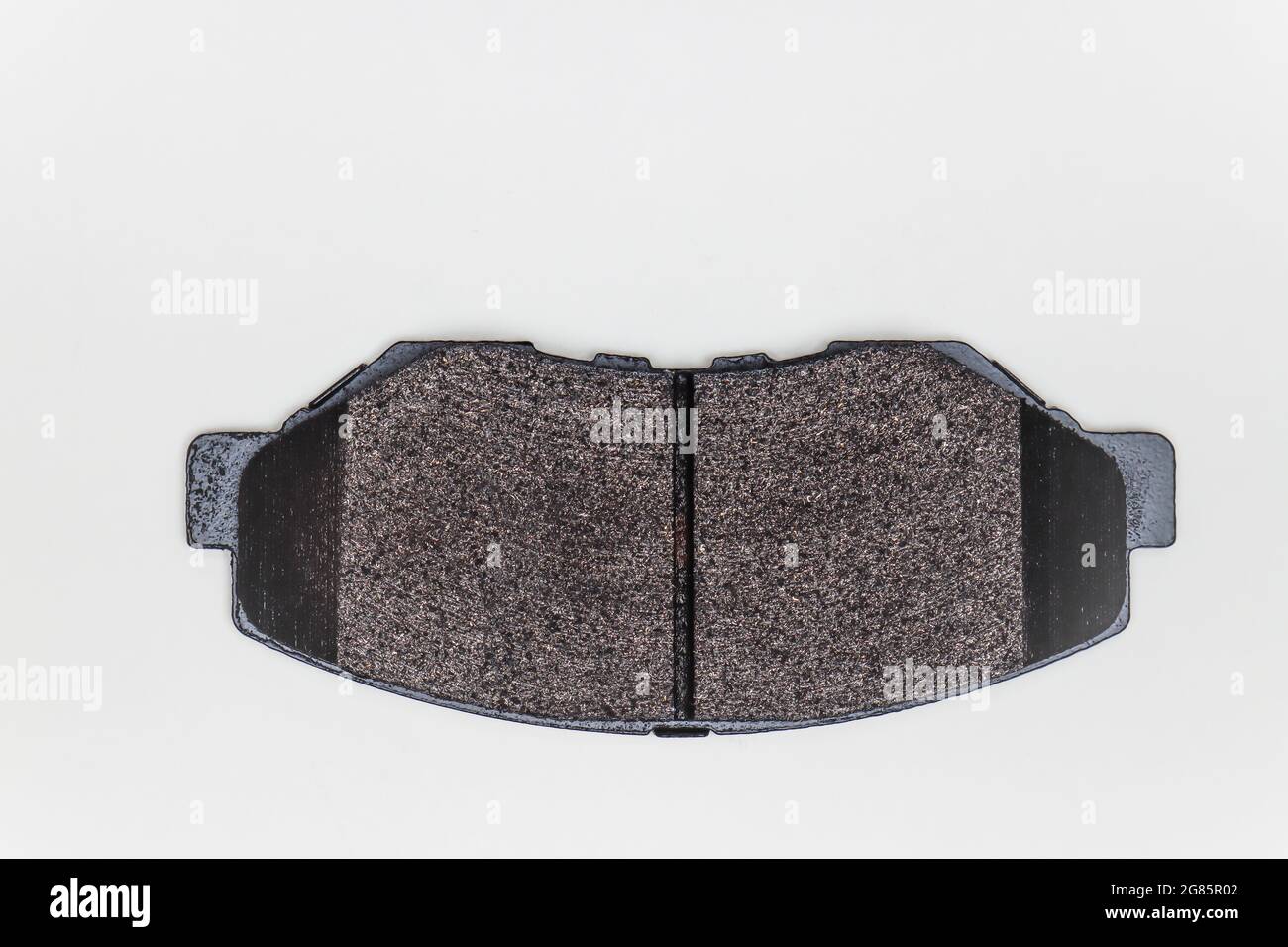 Une plaquette de frein sur une surface plane. Jeu de pièces de rechange pour la réparation des freins de voiture. Détails sur fond blanc, espace de copie disponible. 4K UHD. Banque D'Images