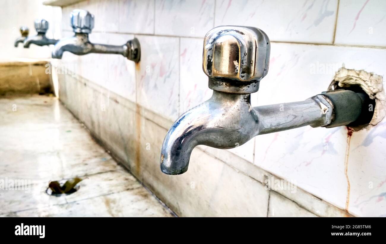 Rangée de robinets d'eau potable fermés en inde Banque D'Images