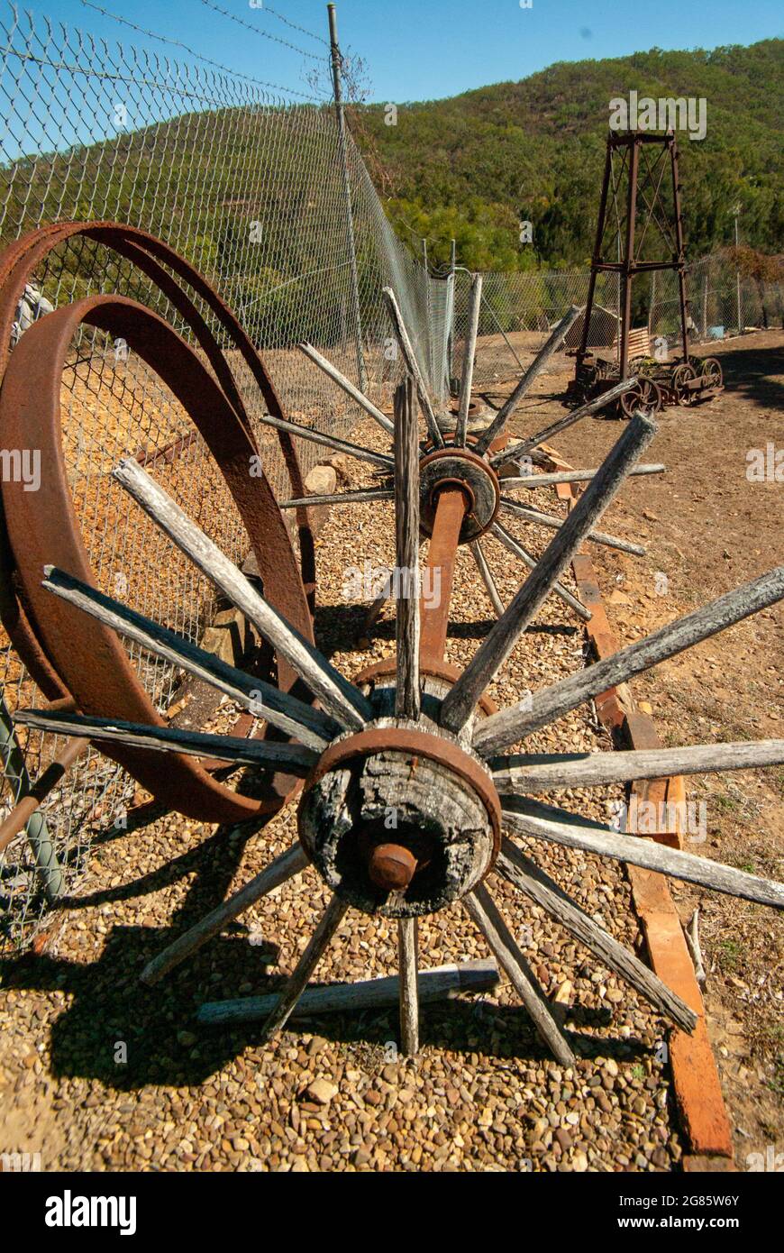 Wagon roue, rayons en bois et jantes métalliques, Irvinebank North Queensland, Australie Banque D'Images