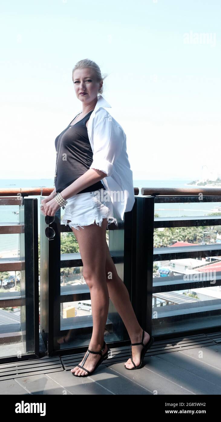 Modèle caucasien d'Europe de l'est d'âge moyen posé sur le balcon Banque D'Images