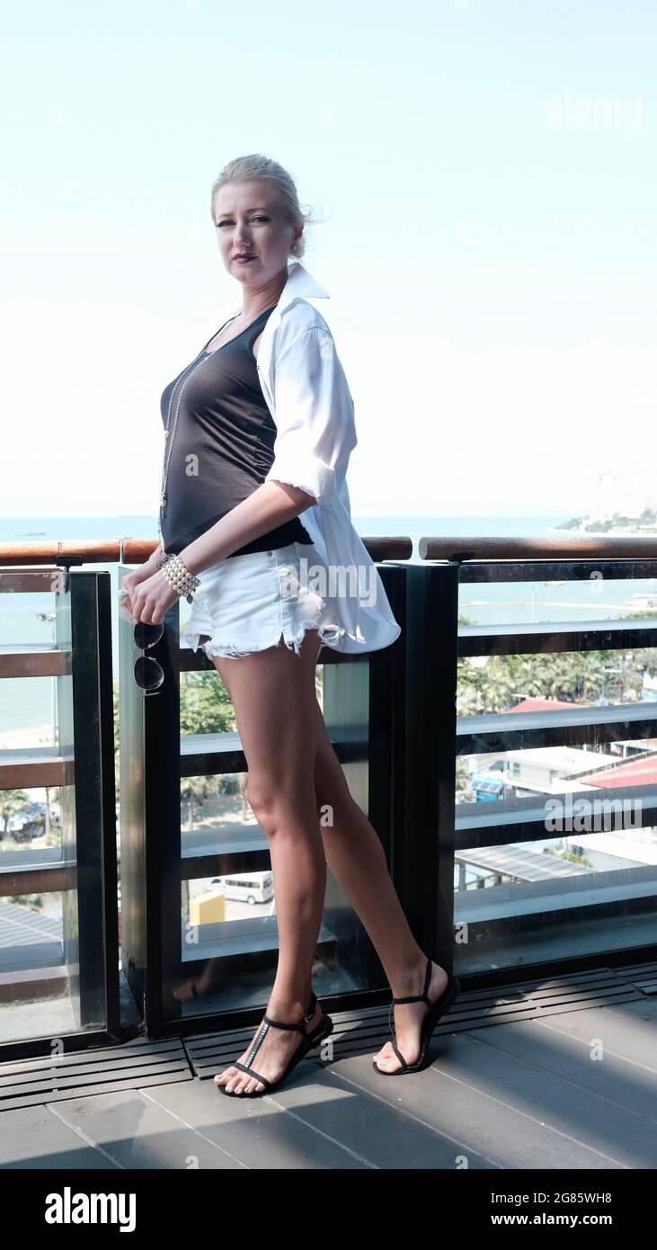 Modèle caucasien d'Europe de l'est d'âge moyen posé sur le balcon Banque D'Images