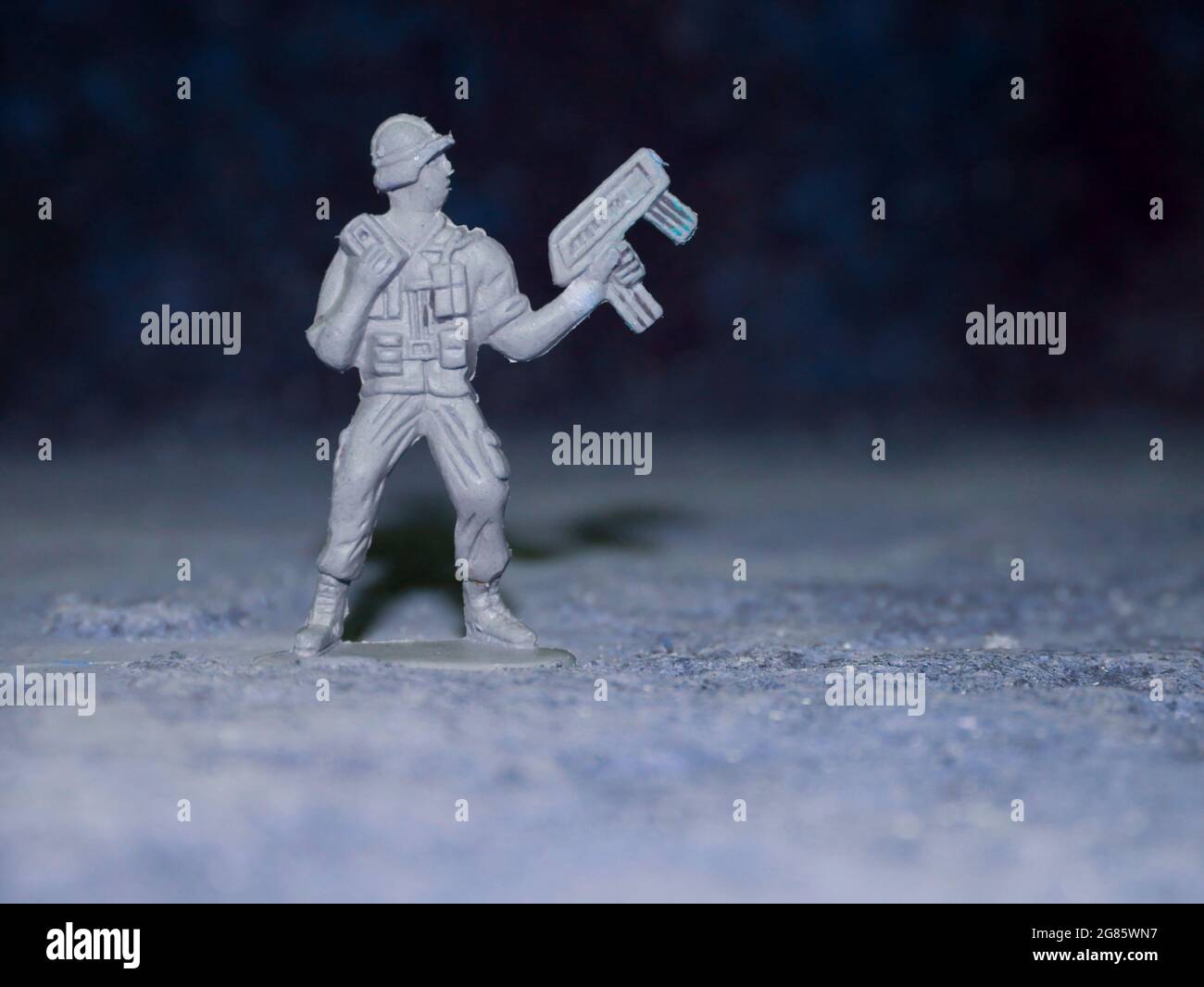 Armée commando stand avec le pistolet en position d'attaque isoler sur fond bleu, les enfants jouant l'objet image naturelle. Banque D'Images