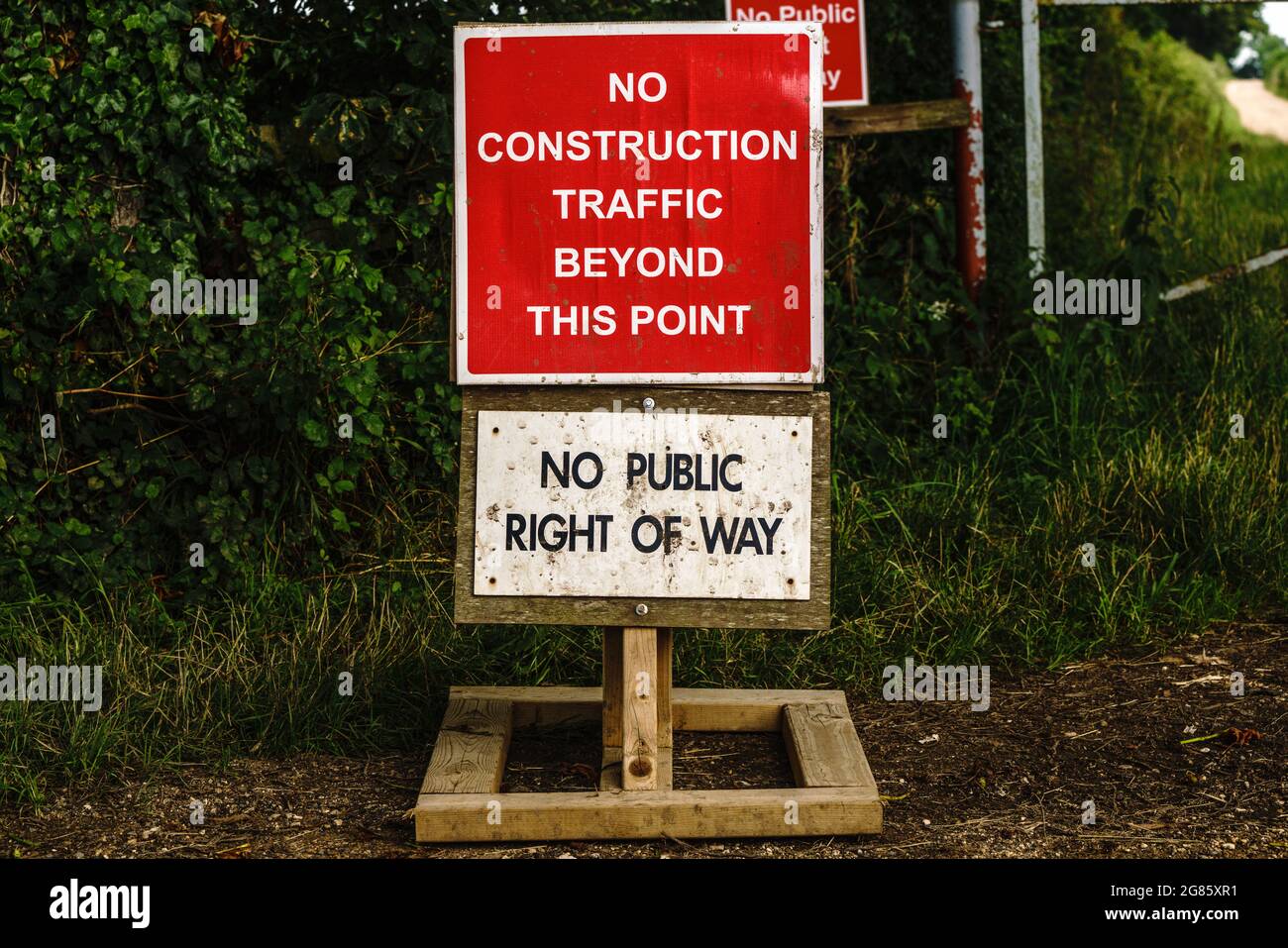 Signalisation visible à travers la campagne touchée par la construction de la ligne HS2. « aucun trafic de construction ». « pas de droit de passage public ». Banque D'Images