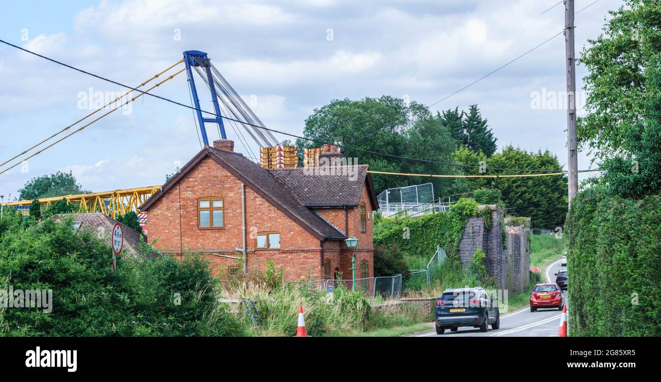 Le pont de la gare de Finmere a été démoli et sera remplacé par un pont temporaire afin de transporter une route de transport et d'accès au-dessus de l'A4421. HS2. Banque D'Images