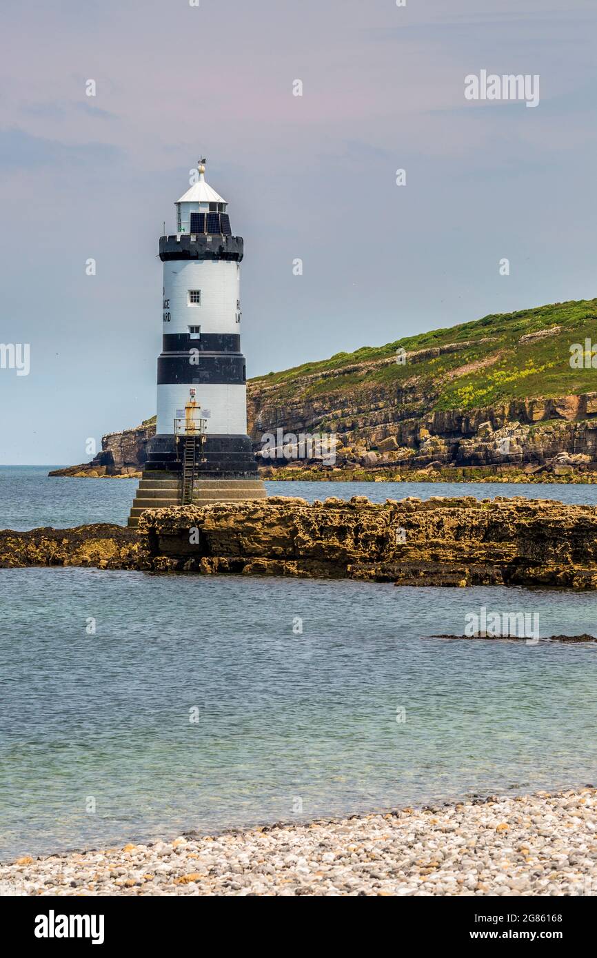 Phare de Penmon à marée basse avec l'île de Puffin en arrière-plan, Anglesey, au nord du pays de Galles Banque D'Images