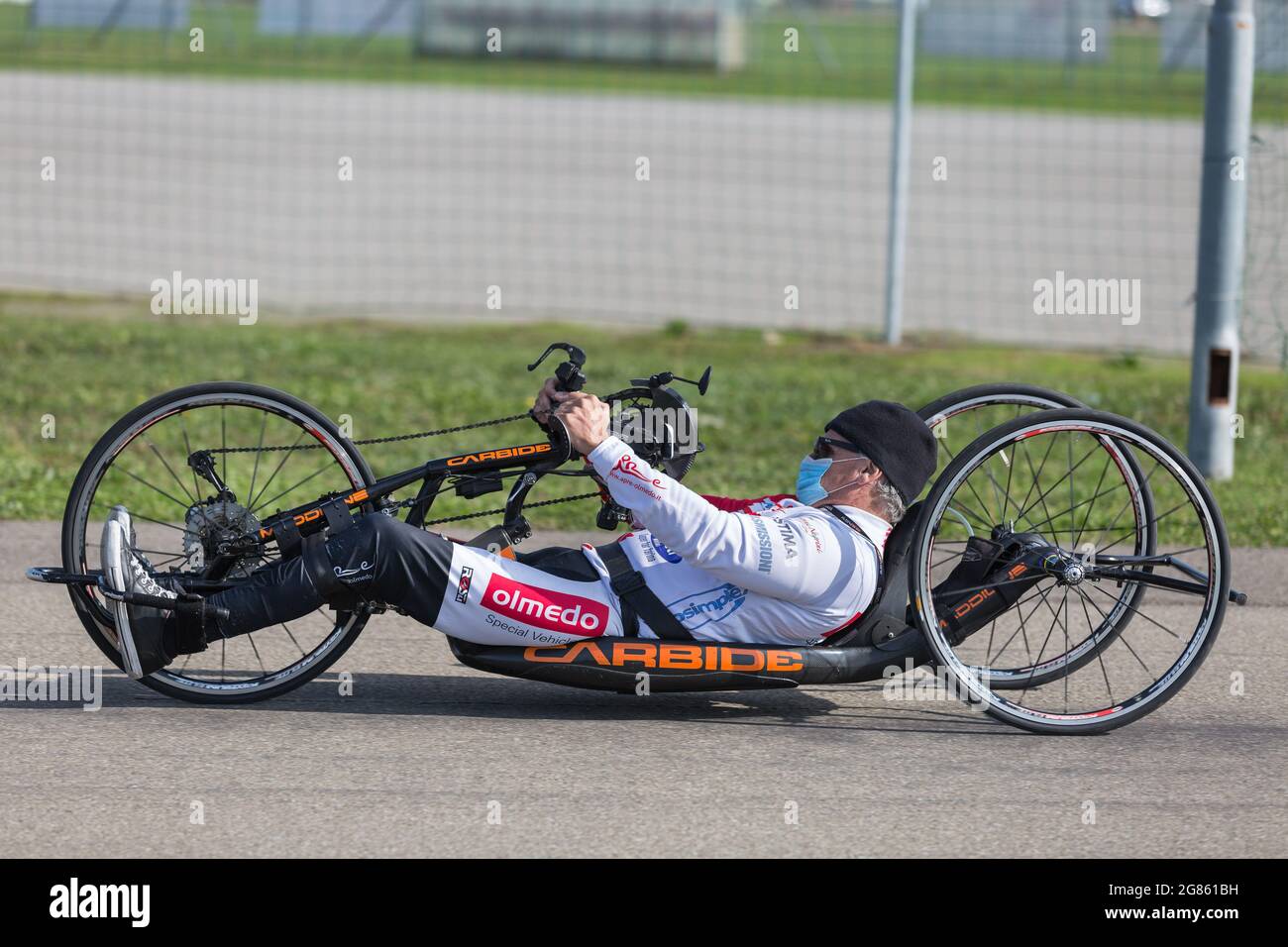 Entraînement d'athlète senior avec sa main Bike on a Track. Banque D'Images