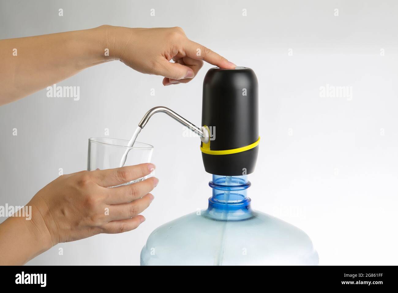 femme appuyez à la main sur le filtre de purification d'eau pour l'eau potable sur fond blanc Banque D'Images