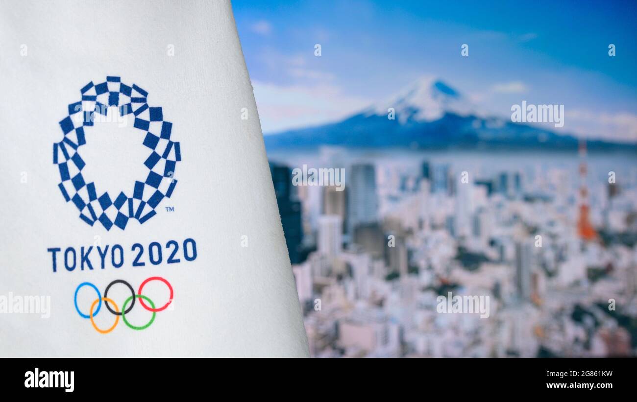 TOKYO, JAPON, JUILLET. 19. 2021: Stade olympique de Tokyo, logo du jeu olympique d'été sur fond blanc en premier plan. Tokyo et le célèbre Fuji Mountai Banque D'Images