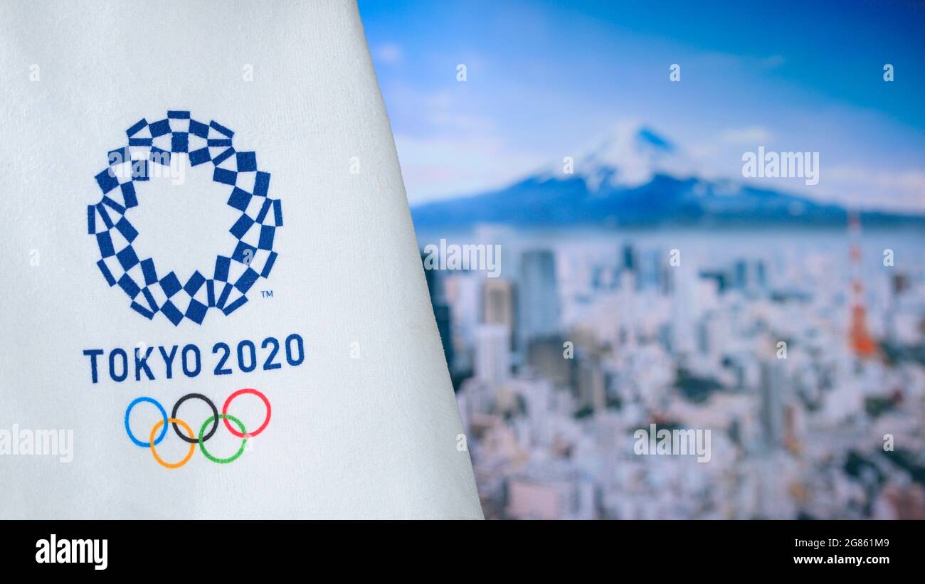 TOKYO, JAPON, JUILLET. 19. 2021: Stade olympique de Tokyo, logo du jeu olympique d'été sur fond blanc en premier plan. Tokyo et le célèbre Fuji Mountai Banque D'Images
