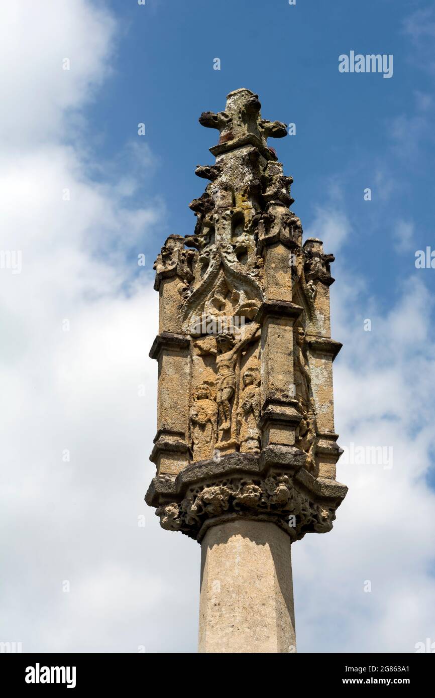 Détail de la croix du mémorial de guerre, Yelvertoft, Northamptonshire, Angleterre, Royaume-Uni Banque D'Images