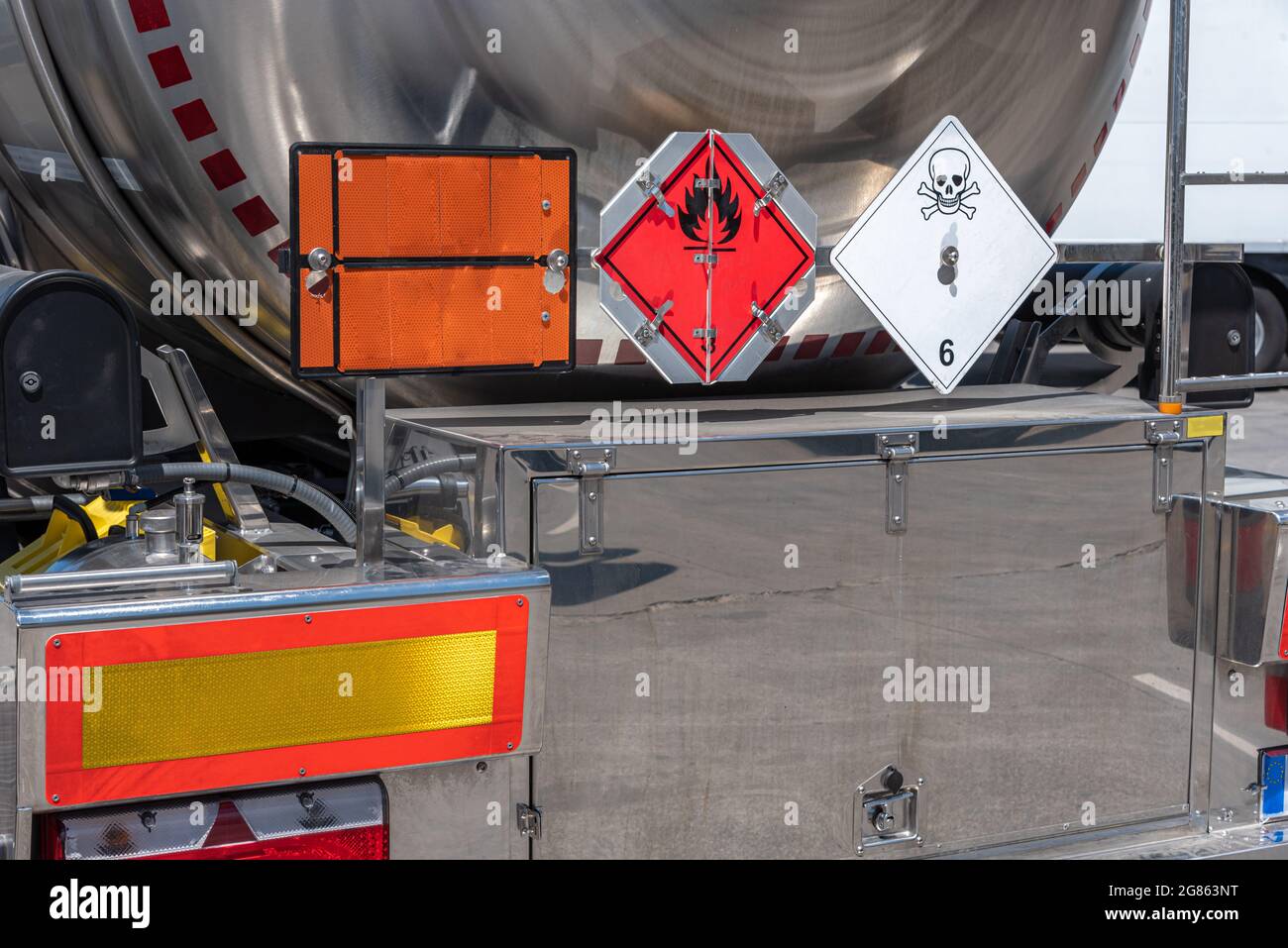 Étiquettes de danger pour les liquides inflammables (incendie) et toxiques (crâne) sur un camion-citerne contenant des marchandises dangereuses. Banque D'Images