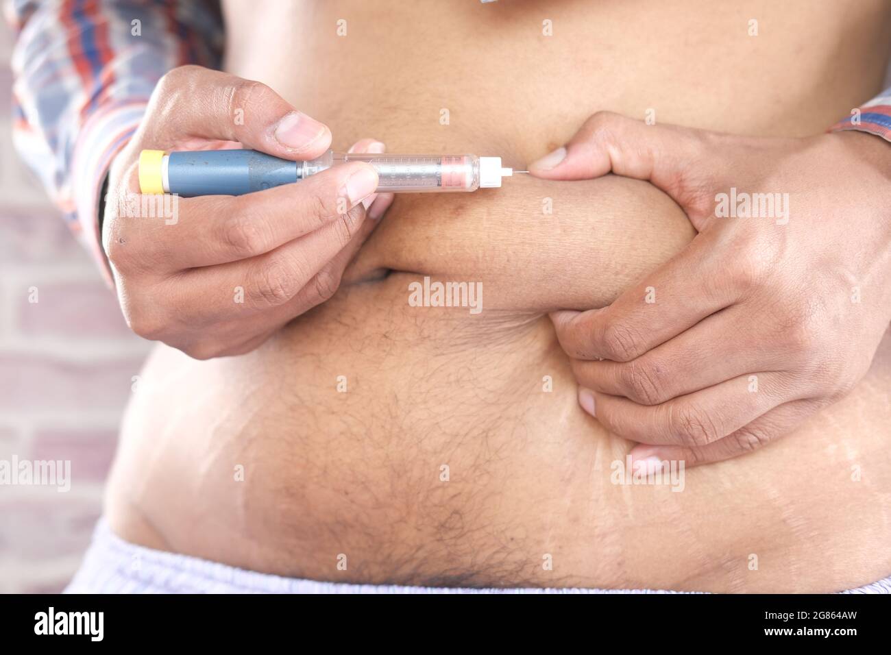 jeune homme main utilisant l'insuline stylo gros plan Banque D'Images