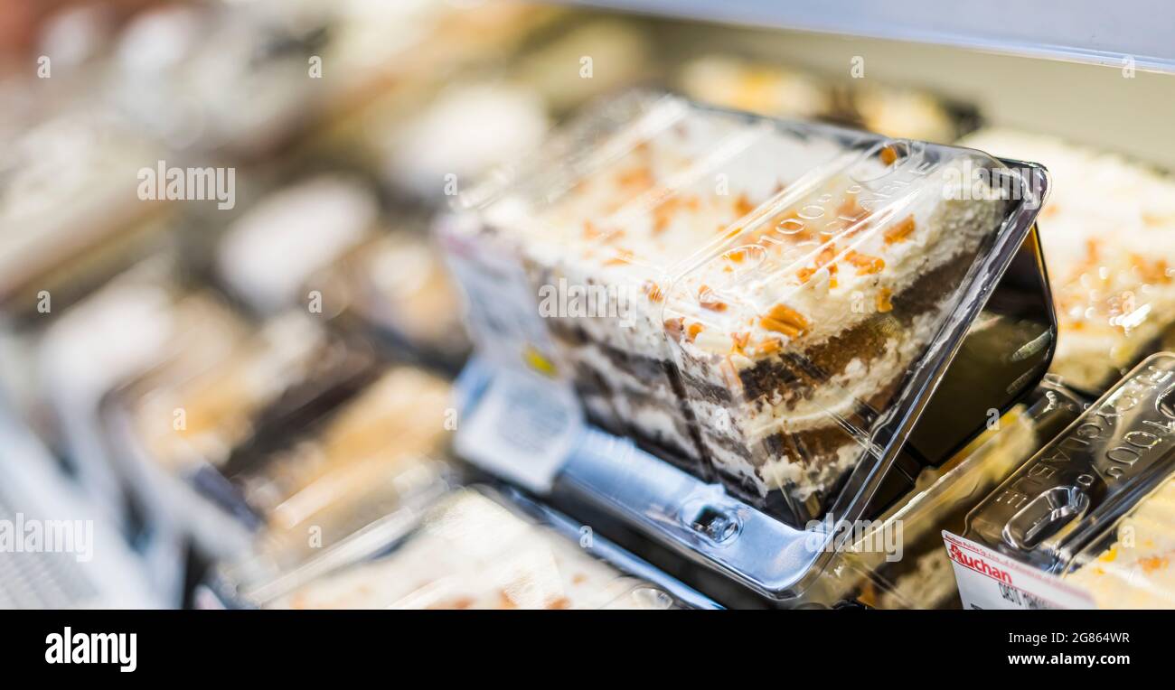 POZNAN, POL - APR 28, 2021: Produits de confiserie mis en vente dans un supermarché Banque D'Images