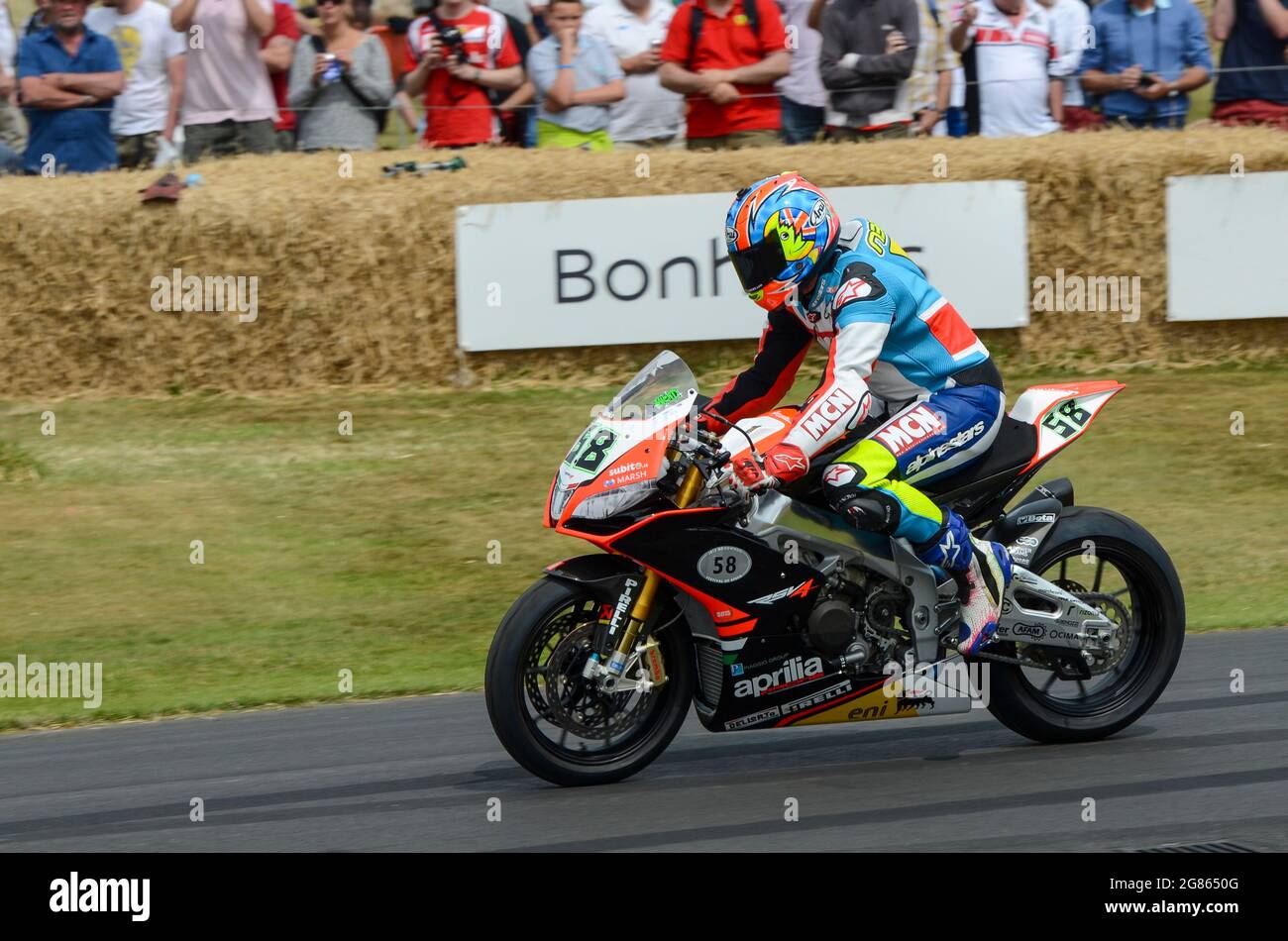 Aprilia RSV4 Superbike qui monte la colline au Goodwood Festival of Speed 2013. Super vélo, moto sport de classe Banque D'Images