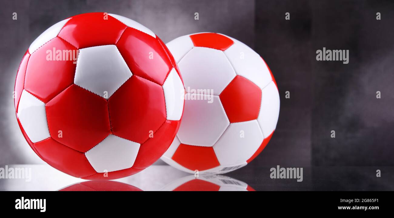 Composition avec deux ballons de football en cuir Photo Stock - Alamy