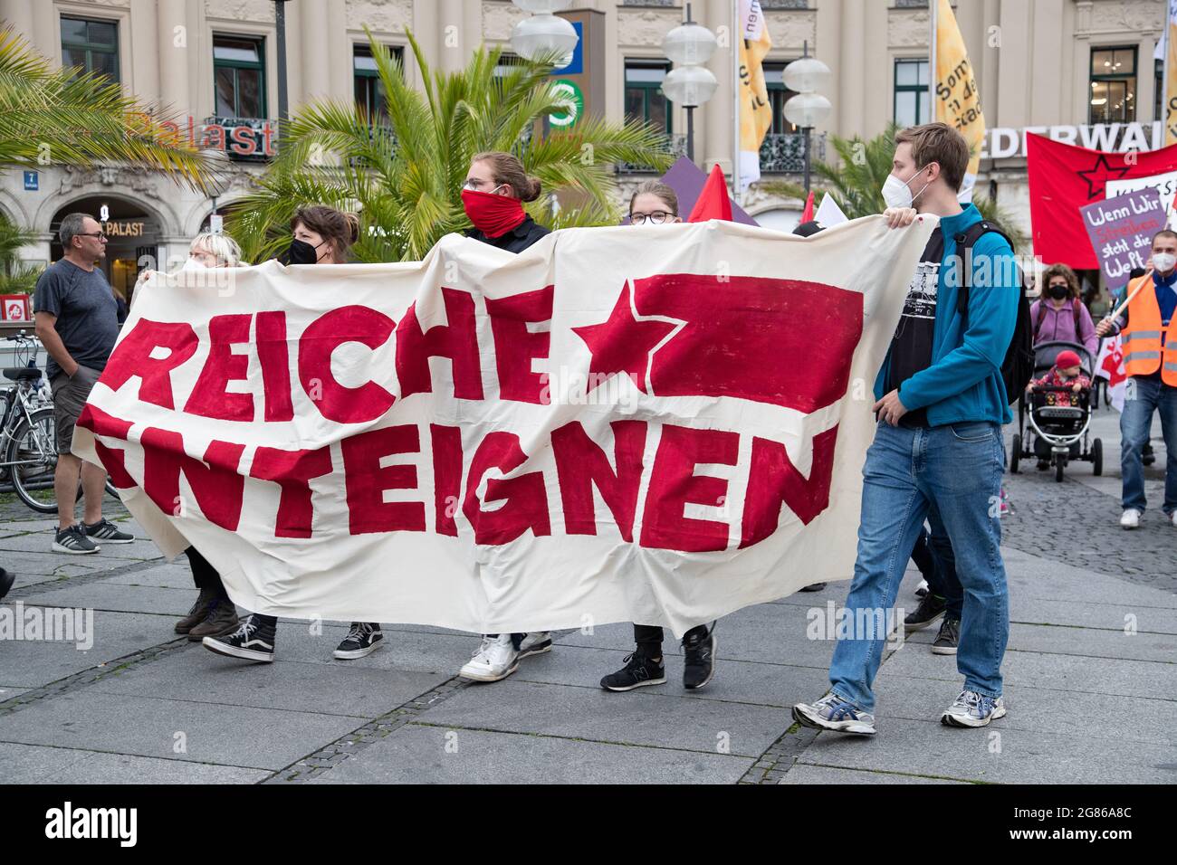 Fronttransparent: ' Reiche enteignen '. Mindestens 160 Menschen versammelten sich am 17. Juli 2021 in München, UM für die Vergesellschaftung von großen Vermögen zu demonstrieren. Sie fordern, dass die Kosten der Coronakrise nicht auf den Schultern der Arbeitnehmer*innen lasten, sondern Vermögende zahlen. Die Demo führte in die Kundgebung Superreiche zur Kasse bitten auf der Theresienwiese. * lecture de bannière avant : ' Exproprate le riche '. Le 17 juillet 2021, au moins 160 personnes se sont jointes à une manifestation pour l'expropriation des riches à Munch, en Allemagne. Ils exigent que les riches paient pour Banque D'Images