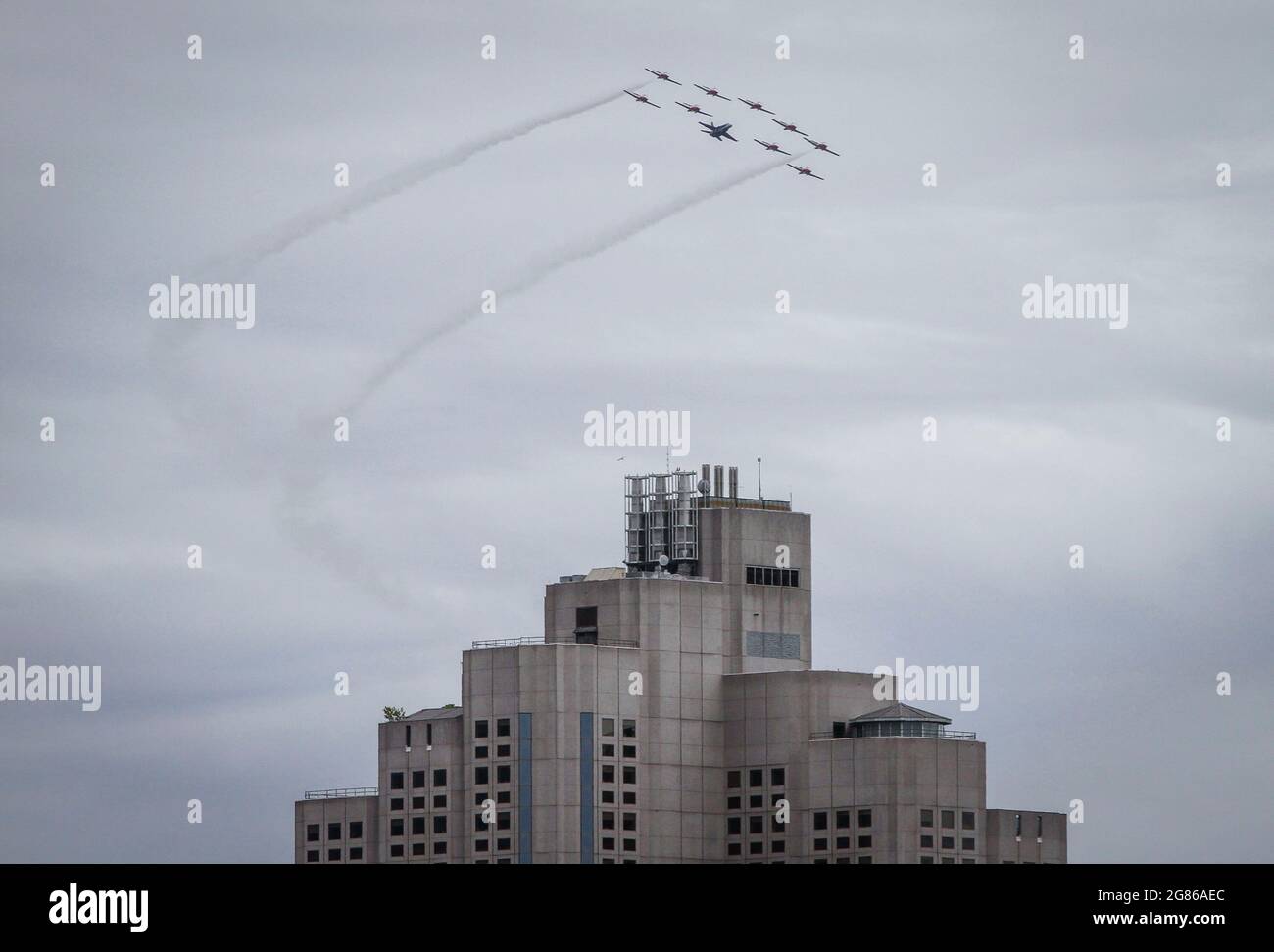 Vancouver, Canada. 16 juillet 2021. Les Snowbirds des Forces canadiennes font le tour de l'Hôpital général de Vancouver, à Vancouver (Colombie-Britannique), au Canada, le 16 juillet 2021. La tournée est faite pour honorer les travailleurs de la santé dans la lutte contre le COVID-19. Credit: Liang Sen/Xinhua/Alay Live News Banque D'Images