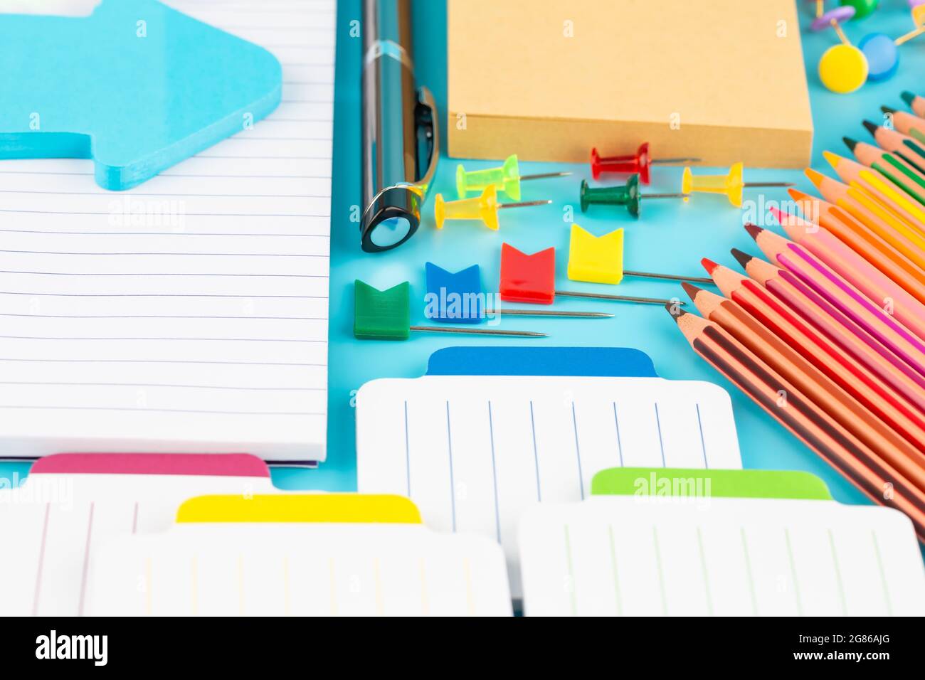 Retour à l'école, à l'arrêt sur fond bleu. Banque D'Images