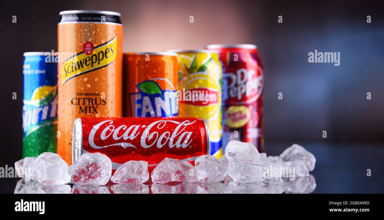 POZNAN, POL - 13 MAI 2021 : boîtes de marques populaires de boissons gazeuses, dont Coca Cola, Fanta, Dr Pepper, Sprite, Lipton Ice Tea et Schweppes Banque D'Images
