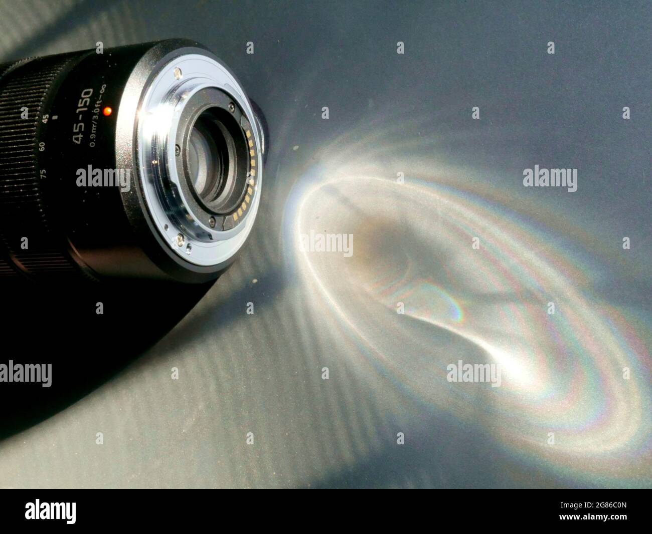 Le concept de mise au point de l'objectif zoom de l'appareil photo numérique est présenté avec une réflexion de la lumière du soleil sur le cadre latéral. Banque D'Images